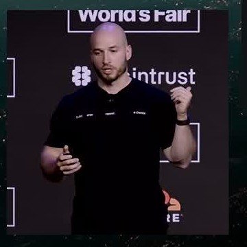 검은 티셔츠를 입은 Philipp Schmid가 AI Engineer World's Fair 무대에서 손짓하며 설명하고 있다.